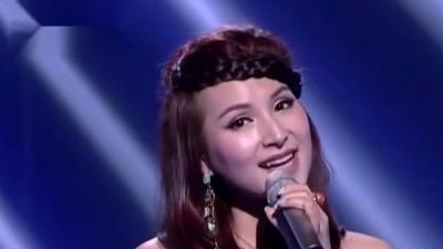 经典音乐府 - 泽仁央金-《雪山阿佳》，飘着长长的发，就像美丽的格桑花！