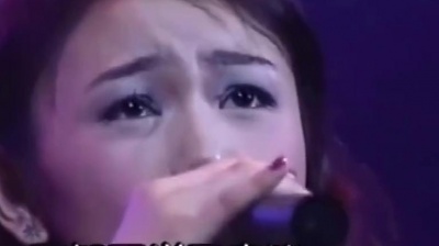 情砉梦 - 黄家驹女友何嘉莉含泪演唱《海阔天空》，上万人听完泪崩了！