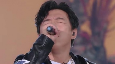 滴答滴 - 黄渤闪亮出场，携手极挑成员团上演超燃现场！《我是谁》歌曲串烧，成功嗨翻！