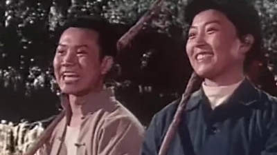 李世荣、韩溪 - 沿着社会主义大道奔前方