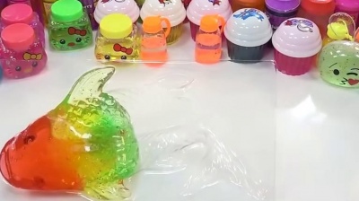 鲨鱼宝宝 - 亲自玩具 彩色的金鱼
