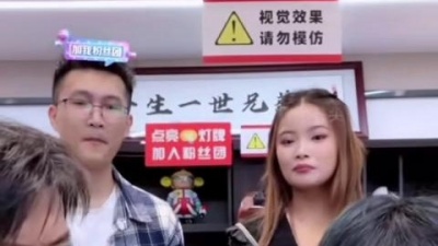 一分钟漫游指南 - 什么原因让本十分抗拒榴莲的小杨哥居然大口吃起了榴莲，只因粉丝说了一句话#疯狂小杨哥  #妈呀太香了  #吃货必备 #大杨哥忽悠小杨哥吃榴莲 #冻干榴莲