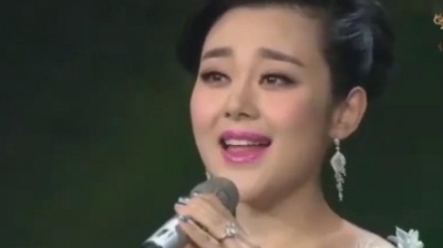 卷卷爱音乐 - 周永旋，徐晶晶合唱《边疆的泉水清又纯》，两位美女歌唱家！