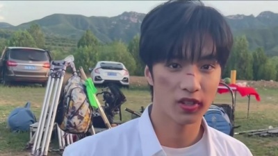 服饰博主 - 【时代少年团】《时代少年团的拍摄日常》今日份的值班VJ：刘耀文