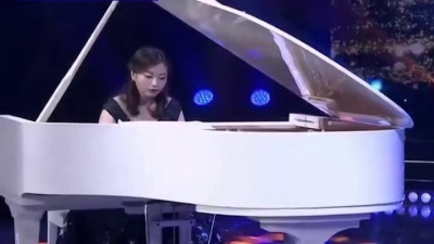 蛋蛋音乐室 - 琵琶名曲《春江花月夜》，美女琵琶演奏家乔鹤演奏，美轮美奂！