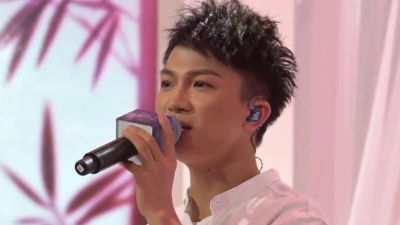 曝猛 - 周深现场演唱《霓裳羽衣曲》，声音清澈动听