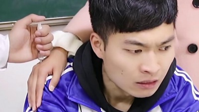 学霸王小九 - 学校组织打防疫针，同学们都没觉着疼，为啥校董却疼哭了？