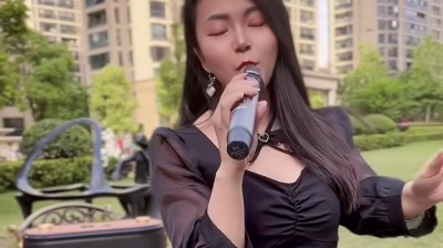 翻身的咸鱼 - @歌手王馨 老师这首歌最近太火了，我也终于学会了，天气晴朗了 出来亮一嗓子！#翻唱 #维尔