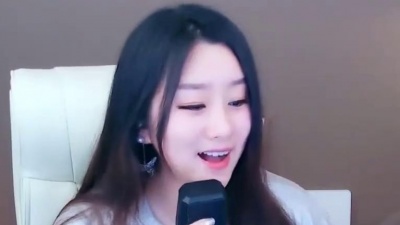 在音乐之河中闪耀 - 菲儿演唱《康定情缘》骑上溜溜的马儿 踏着歌声寻找你的芳香