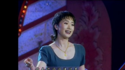 二更视频 - 萨日娜演唱的《母亲河》，笑看大地百花开，笑看人间幸福来！