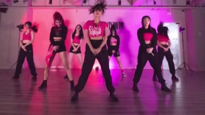爱唱歌的开心果 - 劲爆的爵士舞 《Whistle》remix版，随着哨声一起boom~boom