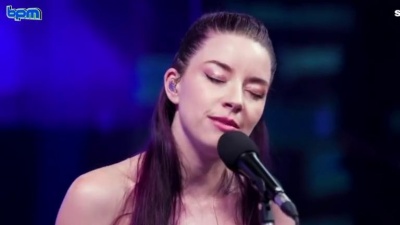 买买小天使 - 美国DJ Gryffin联手Hana登上电台节目，现场表演了新单曲《Nothing Like You》，本曲来自Gryffin的新专辑《Gravity》！