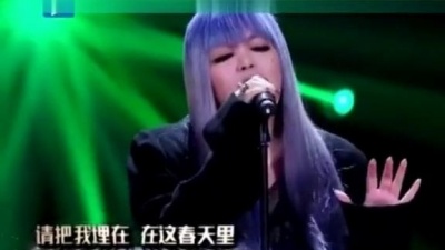 酱紫音乐 - 张惠妹演唱汪峰的《春天里》，独特的嗓音听的全场沉醉其中！