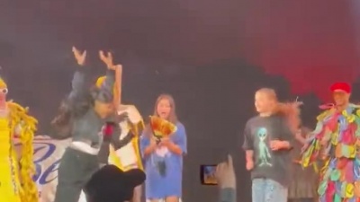 欧美大拿 - 水果姐Katy Perry最新驻唱现场翻跟斗