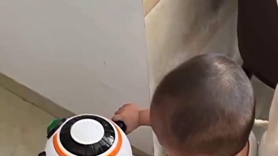 看淡一切 - 刚满八个月的牛宝宝 自己爱骑 越看越喜欢…….中国宝贝 长大后一定培养一个国家的