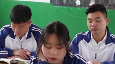 至尊寶 - 老师在讲台上讲课，女同学在台下偷吃辣条，整个过程太逗了