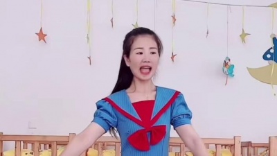 最美中国风 - #幼儿舞蹈 天蓝蓝白云飘，背起小书包，这么热的天，能一直坚持来园，不愧是我的好宝宝。#好宝宝