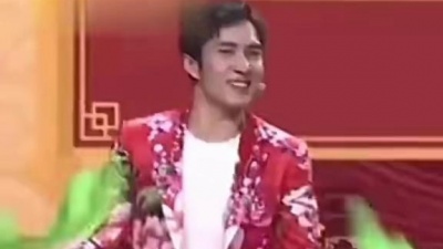 超哥的肉骨茶 - 任嘉伦☆韩东君 扭秧歌唱巜二人转》2018元宵喜乐会 这红配绿的花西装 有内味了