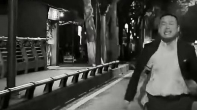 街头の爱々很卑微 - 你一副不缺我的样子
让我怎敢说去深拥你
