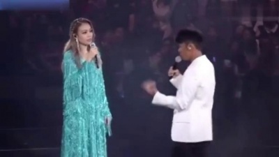酱紫音乐 - 李克勤助阵容祖儿演唱会，合唱《小夜曲》惊艳全场！