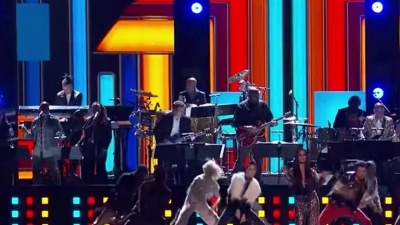 Demi Lovato、Andra Day、Tori Kelly、Little Big Town - Stayin’ Alive + Tragedy + How Deep Is Your Love + Night Fever