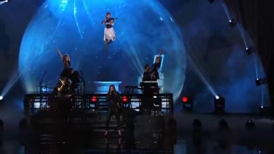 Lindsey Stirling、Lzzy Hale - Shatter Me