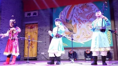 诱惑小白 - 三个堂兄妹的二胡演奏——新赛马真不错