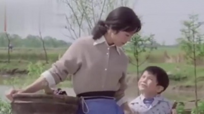 全球音乐榜 - 一首经典《妈妈留给我一首歌》深情优美，承载着多少人的童年回忆