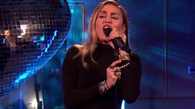 Mark Ronson、Miley Cyrus - Nothing Breaks Like A Heart