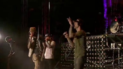 Adam Levine、Gym Class Heroes - Stereo Hearts(iHeartRadio Ultimate Pool Party)