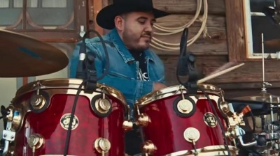 Grupo Frontera、Bad Bunny - un x100to