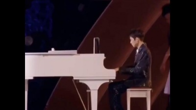 小衛_ - 王源，欧阳娜娜现场演奏，余音绕梁~~