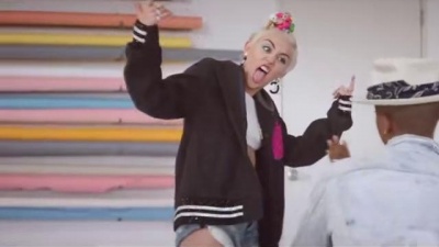 Pharrell Williams、Miley Cyrus - Come Get It Bae