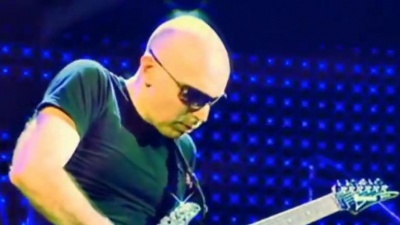 七年 - 像是秋寒中的细雨，唏嘘着无助的灵魂：Joe Satriani - Cryin