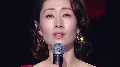 翻仔集 - 刘敏涛在一束追光的陪伴下静静演绎了这首《味道》#江苏卫视55青春选择之夜#