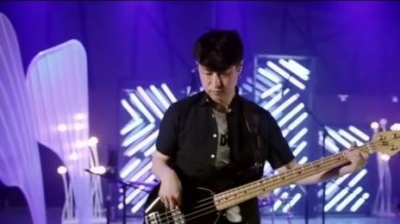 表情社 - 歌手@顏佳欣 《北京的金山上》老歌新唱，回味一下…#现场演唱 #乐队现场