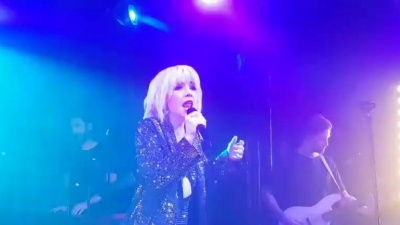 陛下开饭了 - 蹲妹Carly Rae Jepsen新单《No Drug Like Me》伦敦最新现场