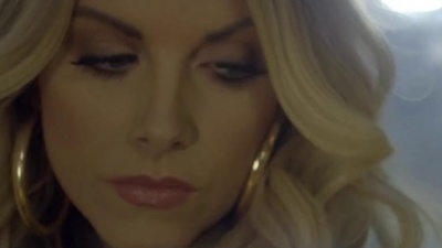 Brantley Gilbert、Lindsay Ell - What Happens In A Small Town