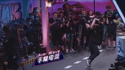 一条更新 - 《这就是街舞》王冲（电门）为斗舞而来，灵活的小胖胖.mp4