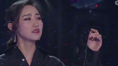 华兮音乐室 - 刘洺君现场翻唱《康定情歌》，一身黑衣动情演唱，唱歌不是吹的！