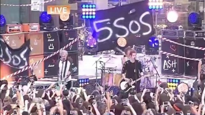 5 Seconds of Summer - She Looks So Perfect