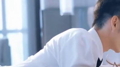 柒柒 - 救命！男女主那种渴求对方的眼神不像是演的！为你逆光而来