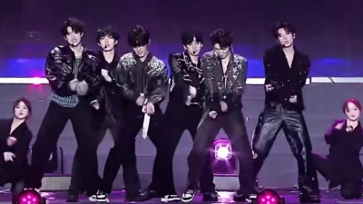 TF家族-朱志鑫、TF家族-张泽禹、TF家族-张极、TF家族-左航、TF家族-苏新皓、TF家族-张峻豪 - Kiss Me More