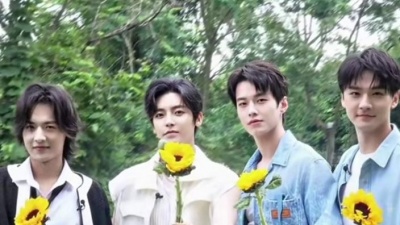 爆爆公子 - #原来这就是少年白马醉春风 少年们来送花花啦！#少年白马醉春风 #侯明昊#何与#白澍@张宸逍
