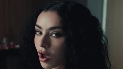 Charli xcx、Billie Eilish - Guess featuring Billie Eilish