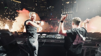 Armin Van Buuren、Hardwell - Follow The Light