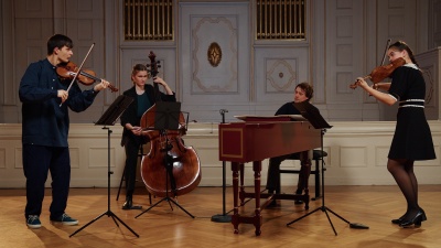 Oscar Jockel、Leonhard Baumgartner、Margarita Pochebut、Svenja Dose - Mozart: Serenade in C Major, K. 648 &quot;A Very Little Night Music&quot;(Original Version for 2 Violins & Bass): II. Allegro