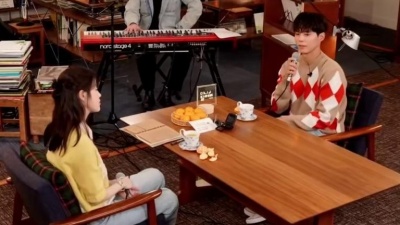 IU、朴宝剑 - 한낮의 꿈 (白日梦)