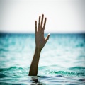 BulldogTheMc、Nicole Cross - Drifting Away (feat. Nicole Cross)