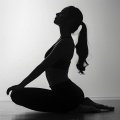 Lista de reproducción de flujo de yoga、Cuencos cantores del Tíbet、Lúcida - Serenidad Fluyendo En Asanas Restauradoras